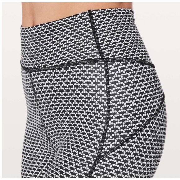 Lululemon In Movement 7/8 Tight Leggings Everlux Monochromic Black W5BBQS Sz 6 - Picture 10 of 13